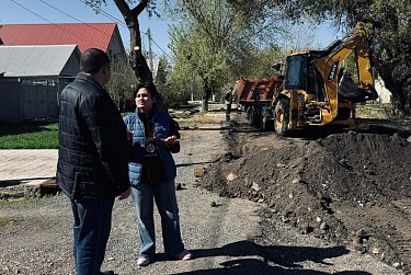 По просьбам жителей Оренбурга на улице Красногвардейской идет ремонт дороги