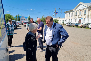Пострадавшие в половодье оренбуржцы получают гуманитарную помощь