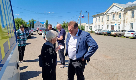 Пострадавшие в половодье оренбуржцы получают гуманитарную помощь