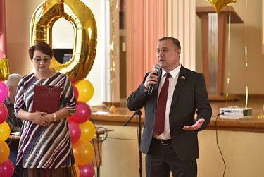 Депутаты поздравили выпускников с праздником последнего звонка