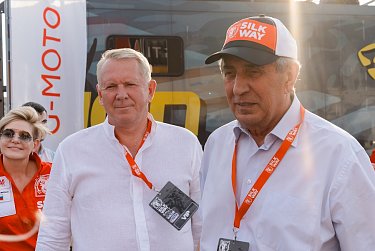 Участников ралли «Шелковый путь» встретили оренбуржцы
