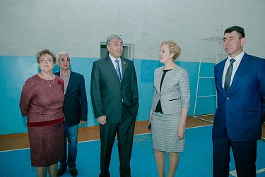 Прозвенел последний школьный звонок
