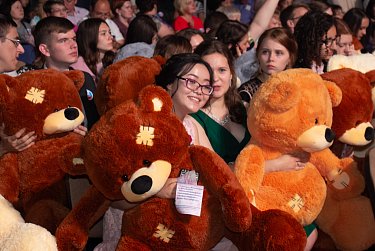 Депутаты поздравили «золотую» молодежь Оренбуржья