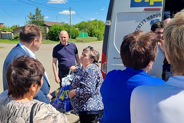 Пострадавшие в половодье оренбуржцы получают гуманитарную помощь