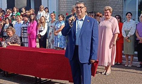 Ребятам – интересных событий и веры в себя, учителям – работы в радость