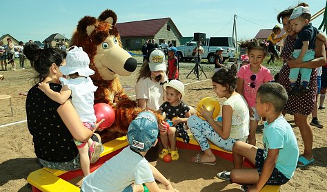 В Каменноозерном появился новый детский городок