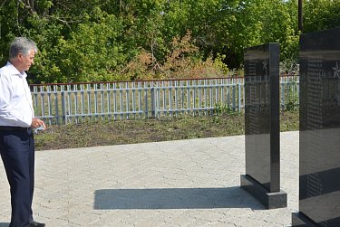 Школьникам рюкзаки, ветеранам – медали 