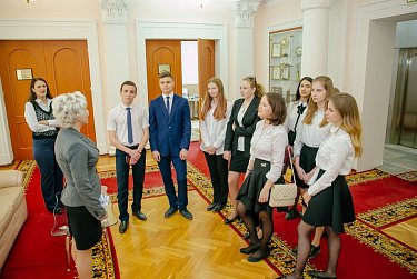 Экскурсию для школьников провела Оксана Набатчикова