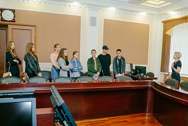 Школьники – на экскурсии в парламенте региона