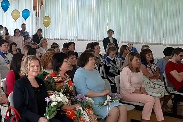 Депутаты поздравили выпускников с праздником последнего звонка