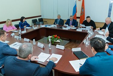 Кто ответит за мусор и заросший двор?