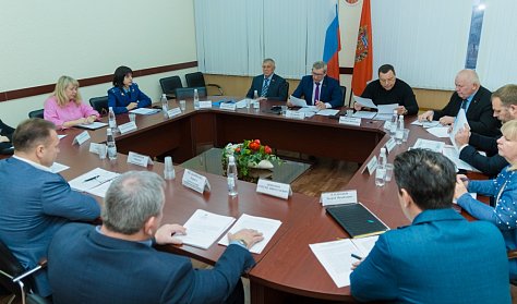 Кто ответит за мусор и заросший двор?