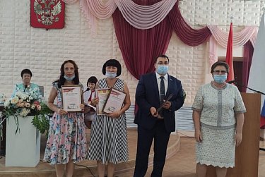 Парламент отметил учителей-предметников