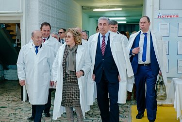 Официальная делегация посетила перинатальный центр и ПО «Стрела»