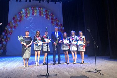 Депутаты поздравили выпускников с праздником последнего звонка