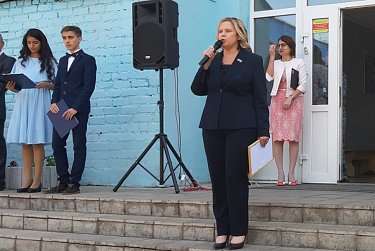 Депутаты поздравили выпускников с праздником последнего звонка