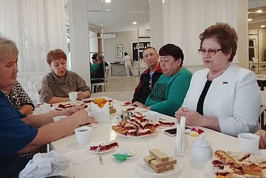 Депутаты поздравили оренбурженок с Днем матери