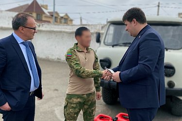 Дамир Фахрутдинов передал автомобиль на фронт