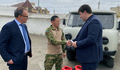 Дамир Фахрутдинов передал автомобиль на фронт
