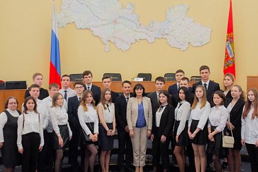 Экскурсию для школьников провела Оксана Набатчикова