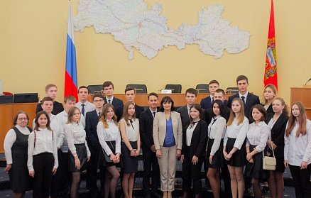 Экскурсию для школьников провела Оксана Набатчикова