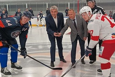 Вбрасывание шайбы провел спикер ЗС Сергей Грачев