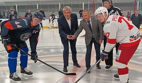 Вбрасывание шайбы провел спикер ЗС Сергей Грачев