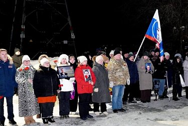 В память о бойцах СВО зажгли сотни свечей