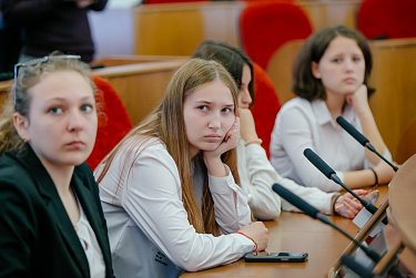 Экскурсию для школьников провела Оксана Набатчикова