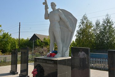 Школьникам рюкзаки, ветеранам – медали 