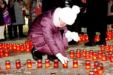 В память о бойцах СВО зажгли сотни свечей
