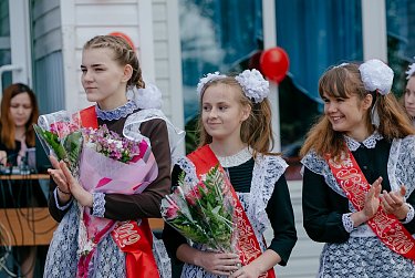 Прозвенел последний школьный звонок