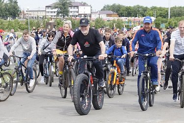 Депутаты пересели на велосипеды