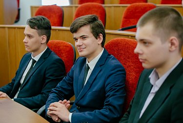 Экскурсию для школьников провела Оксана Набатчикова