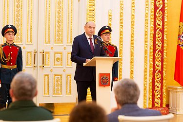 Евгений Солнцев вручил оренбуржцам государственные награды 