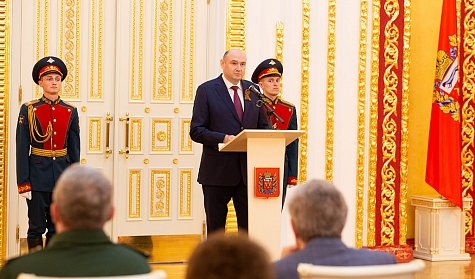 Евгений Солнцев вручил оренбуржцам государственные награды