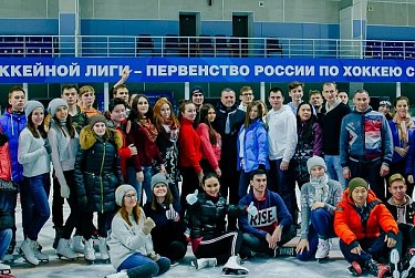 Молодежь Оренбурга отпраздновала День студента на коньках