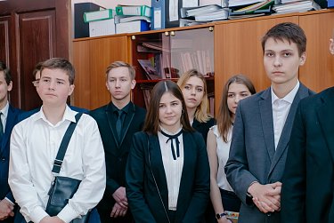 Экскурсию для школьников провела Оксана Набатчикова