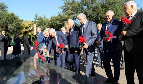 Законодатели ПФО возложили цветы к Вечному огню