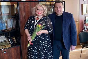 Депутаты поздравляют оренбурженок