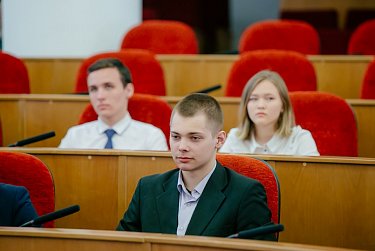 Экскурсию для школьников провела Оксана Набатчикова