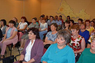 Депутаты отметили представителей социальных служб