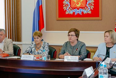 О комплексной поддержке пожилых людей – за «круглым столом»