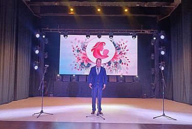 Депутаты поздравили оренбурженок с Днем матери