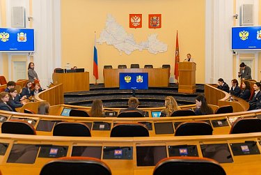 Гимназисты в депутатских креслах