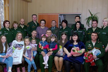 Многодетным семьям военнослужащих вручены жилищные сертификаты