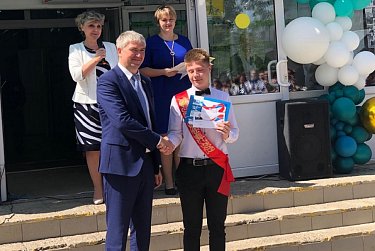 Депутаты поздравили выпускников с праздником последнего звонка