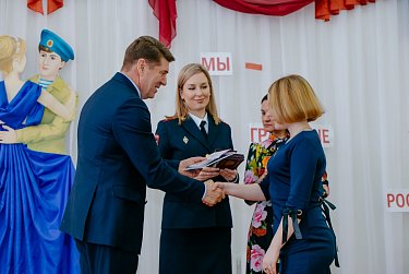 Андрей Шевченко вручил паспорта юным оренбуржцам
