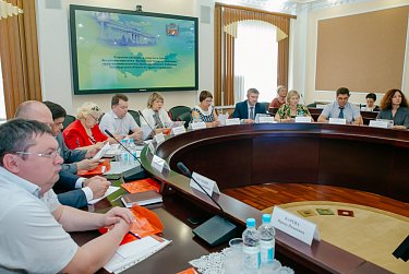 О комплексной поддержке пожилых людей – за «круглым столом»