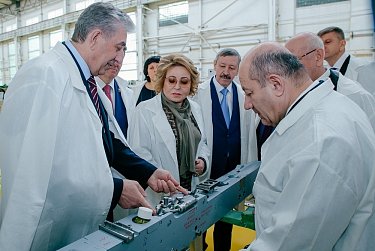 Официальная делегация посетила перинатальный центр и ПО «Стрела»